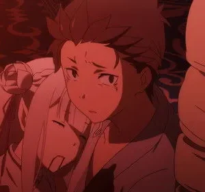 Subaru de Re:Zero apoia Emilia inconsciente. A cena é banhada por luz vermelha intensa, indicando um clima de perigo e tensão.