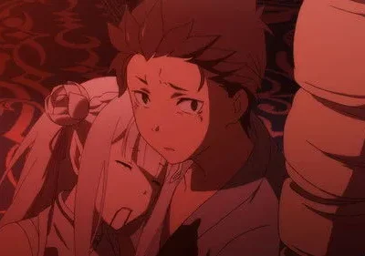 Subaru de Re:Zero apoia Emilia inconsciente. A cena é banhada por luz vermelha intensa, indicando um clima de perigo e tensão.
