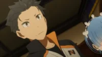 Subaru de Re:Zero, com jaqueta preta e laranja, olha pensativo. Parte do cabelo azul de Rem é visível à direita. Clima de mistério.