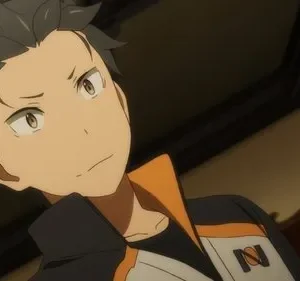 Subaru de Re:Zero, com jaqueta preta e laranja, olha pensativo. Parte do cabelo azul de Rem é visível à direita. Clima de mistério.