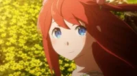 Menma de Anohana. Jovem de cabelo ruivo e olhos azuis sorri gentilmente em um campo de flores amarelas sob luz cálida. Clima etéreo e alegre.