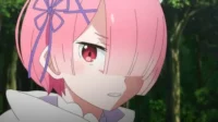 Ram de Re:Zero, com cabelo rosa e laço roxo, exibe uma expressão apreensiva em um fundo desfocado de floresta.