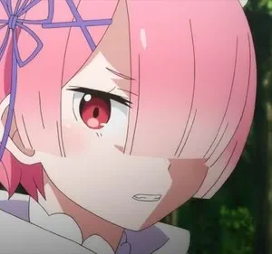 Ram de Re:Zero, com cabelo rosa e laço roxo, exibe uma expressão apreensiva em um fundo desfocado de floresta.