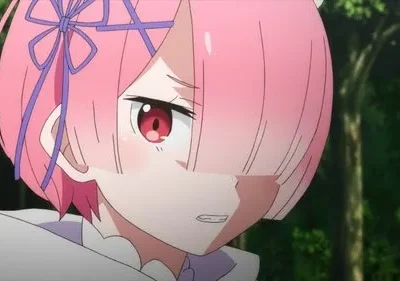 Ram de Re:Zero, com cabelo rosa e laço roxo, exibe uma expressão apreensiva em um fundo desfocado de floresta.