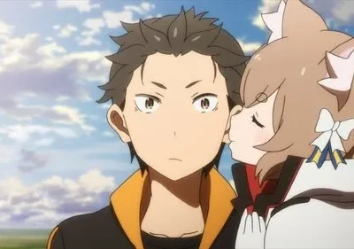 Felix de Re:Zero, com orelhas de gato, beija a bochecha de Subaru, que parece surpreso. Cena ao ar livre com céu azul.