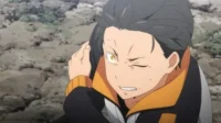 Re:Zero: Subaru com expressão de dor ou esforço intenso, suando, com um olho amarelo brilhante. Cenário rochoso e árido.