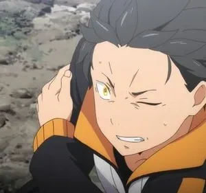 Re:Zero: Subaru com expressão de dor ou esforço intenso, suando, com um olho amarelo brilhante. Cenário rochoso e árido.