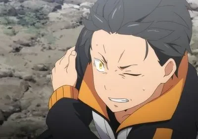 Re:Zero: Subaru com expressão de dor ou esforço intenso, suando, com um olho amarelo brilhante. Cenário rochoso e árido.