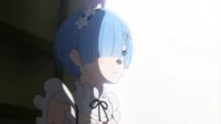 Rem de Re:Zero, de perfil, seu cabelo azul e uniforme de empregada iluminados por uma luz brilhante. Ela olha pensativa do escuro para o claro.