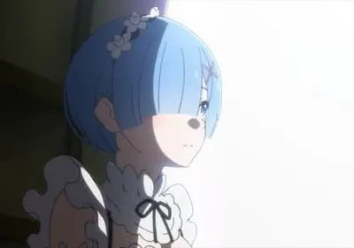 Rem de Re:Zero, de perfil, seu cabelo azul e uniforme de empregada iluminados por uma luz brilhante. Ela olha pensativa do escuro para o claro.
