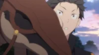 Subaru Natsuki de Re:Zero, com olhos arregalados, olha surpreso por trás da cabeça de um dragão terrestre com arreios, sob um céu de pôr do sol rosado.