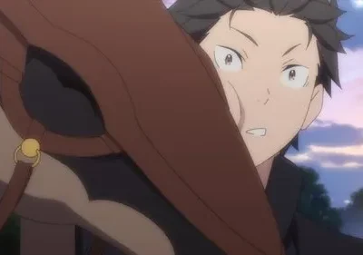 Subaru Natsuki de Re:Zero, com olhos arregalados, olha surpreso por trás da cabeça de um dragão terrestre com arreios, sob um céu de pôr do sol rosado.