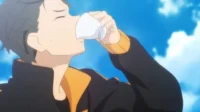 Subaru Natsuki de Re:Zero bebe tranquilamente de um copo, sob um céu azul. Veste jaqueta preta e laranja. (106 caracteres)