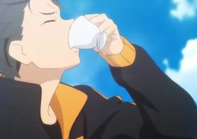 Subaru Natsuki de Re:Zero bebe tranquilamente de um copo, sob um céu azul. Veste jaqueta preta e laranja. (106 caracteres)