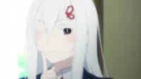 Echidna de Re:Zero, com longos cabelos brancos e clipe de borboleta vermelho, pisca pensativa com bochechas rosadas. Clima etéreo.