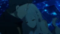 Re:ZERO: Subaru abraça a desolada Emilia em um cenário etéreo azul-escuro com luzes. Cena emocional e íntima.