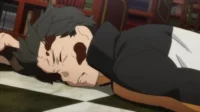 Subaru de Re:Zero caído no chão xadrez de uma biblioteca, com sangue no rosto. Cena dramática e sombria.