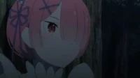 Ram de Re:Zero em uma floresta escura, com cabelo rosa, olhos vermelhos e fitas azuis. Sua expressão é séria e pensativa.
