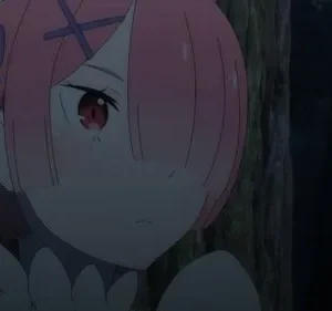 Ram de Re:Zero em uma floresta escura, com cabelo rosa, olhos vermelhos e fitas azuis. Sua expressão é séria e pensativa.