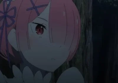 Ram de Re:Zero em uma floresta escura, com cabelo rosa, olhos vermelhos e fitas azuis. Sua expressão é séria e pensativa.