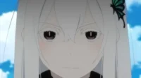 Echidna de Re:Zero em close-up, com longos cabelos brancos e olhos escuros. Ela tem um olhar sério, com uma borboleta verde no cabelo sobre um céu azul.