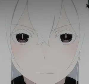 Echidna de Re:Zero em close-up, com longos cabelos brancos e olhos escuros. Ela tem um olhar sério, com uma borboleta verde no cabelo sobre um céu azul.