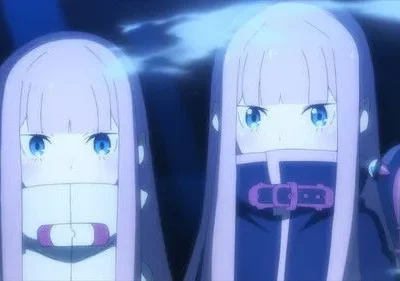 Duas personagens de Re:Zero com cabelo lilás e olhos azuis. Uma com boca coberta, a outra com cajado mágico. Cenário sombrio e enigmático.