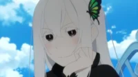 Echidna de Re:Zero, com cabelo branco e borboleta verde, sorri sutilmente. Fundo de céu azul e nuvens.