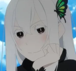 Echidna de Re:Zero, com cabelo branco e borboleta verde, sorri sutilmente. Fundo de céu azul e nuvens.