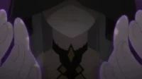 Re:Zero: Satella, a Bruxa da Inveja, encapuzada na escuridão, com mãos emanando aura roxa. Clima misterioso.