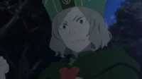 Otto Suwen de Re:Zero, de uniforme verde e chapéu, com semblante sério. Ele está em uma floresta escura e noturna.