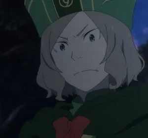 Otto Suwen de Re:Zero, de uniforme verde e chapéu, com semblante sério. Ele está em uma floresta escura e noturna.