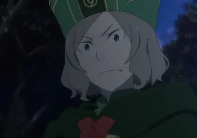 Otto Suwen de Re:Zero, de uniforme verde e chapéu, com semblante sério. Ele está em uma floresta escura e noturna.