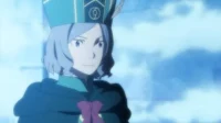 Julius Euclius de Re:Zero, com cabelo azul e chapéu com pena, sorri gentilmente contra um fundo etéreo azul. Pôster.