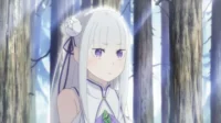 Emilia de Re:Zero na floresta, com cabelos brancos e olhos roxos. Raios de sol a iluminam enquanto ela parece pensativa. Clima etéreo.