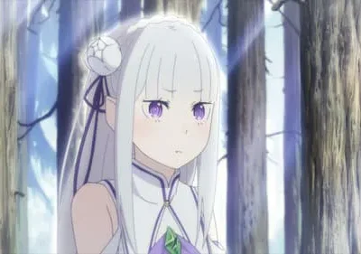 Emilia de Re:Zero na floresta, com cabelos brancos e olhos roxos. Raios de sol a iluminam enquanto ela parece pensativa. Clima etéreo.