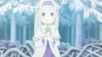 Pequena Emilia de Re:Zero, com cabelo branco e olhos roxos, segura uma fita verde em floresta gelada. Clima invernal e melancólico.