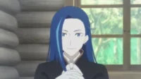 Roswaal L. Mathers de Re:Zero, com cabelo azul e sorriso misterioso, em um interior elegante com janela verdejante ao fundo.