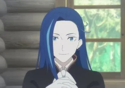 Roswaal L. Mathers de Re:Zero, com cabelo azul e sorriso misterioso, em um interior elegante com janela verdejante ao fundo.