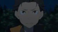 Re:Zero: Subaru Natsuki, visivelmente tenso e suado, olha fixamente em um cenário noturno e sombrio. Clima de angústia.