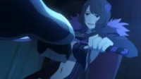 Elsa Granhiert de Re:Zero sorri sinistramente, segurando uma adaga sob luz azul, com um ar perigoso e confiante.