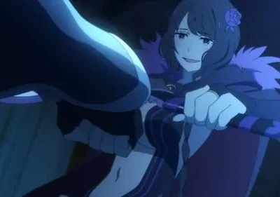 Elsa Granhiert de Re:Zero sorri sinistramente, segurando uma adaga sob luz azul, com um ar perigoso e confiante.