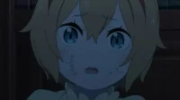 Frederica de Re:Zero, garota loira com rosto ferido e olhos arregalados, olha assustada num cenário escuro.