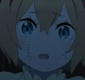 Frederica de Re:Zero, garota loira com rosto ferido e olhos arregalados, olha assustada num cenário escuro.