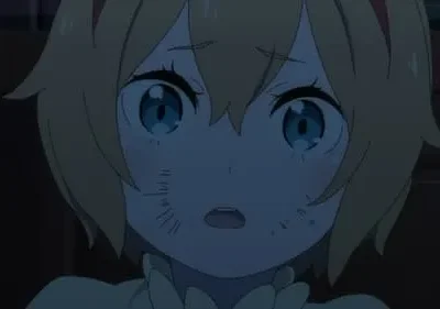 Frederica de Re:Zero, garota loira com rosto ferido e olhos arregalados, olha assustada num cenário escuro.