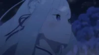 Pôster Re:Zero: Emilia com olhos roxos e cabelo prateado, pensativa na noite azulada. Um clima misterioso e calmo.