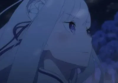 Pôster Re:Zero: Emilia com olhos roxos e cabelo prateado, pensativa na noite azulada. Um clima misterioso e calmo.