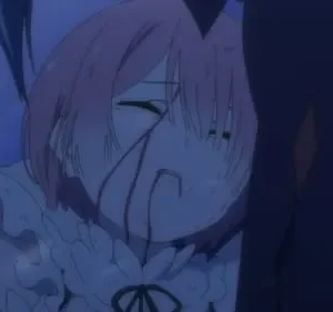Ichika (The Quintessential Quintuplets), de cabelo rosa, com sangue no rosto, abraçada em cena noturna azul-escura e trágica.