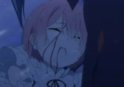Ichika (The Quintessential Quintuplets), de cabelo rosa, com sangue no rosto, abraçada em cena noturna azul-escura e trágica.
