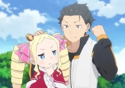 Subaru, de Re:Zero, com a mão na cabeça de Beatrice, que faz beicinho pensativa. Cenário exterior ensolarado e descontraído. Anime fofo.